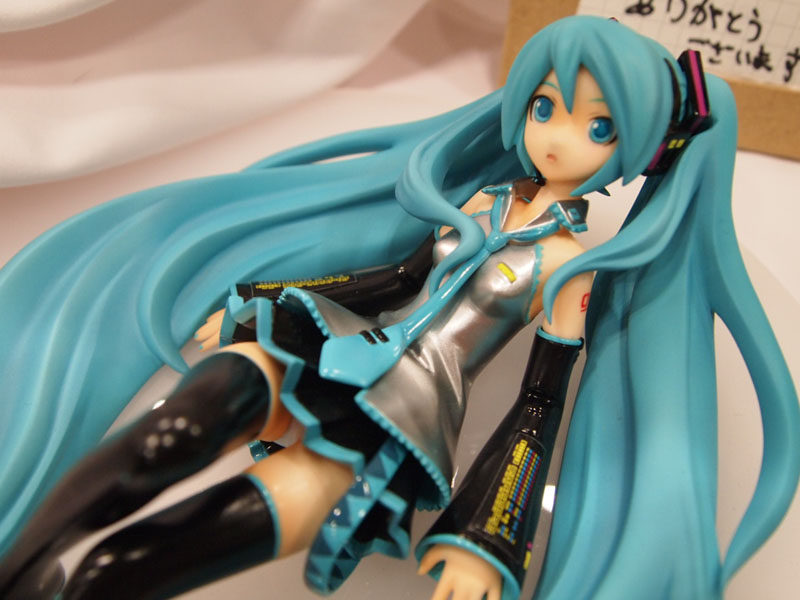Illustration for article titled Quick! Zone of the Enders or Miku Hatsune Figures? Which Do You Want?